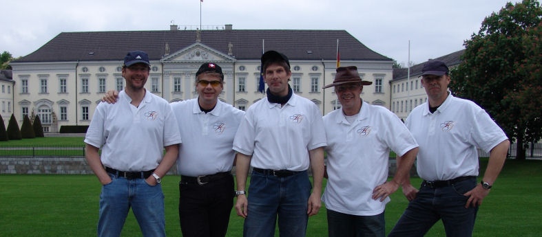 Doppelmotiv: Alle Brüder stehen vor dem Schloss Bellevue in Berlin 2010